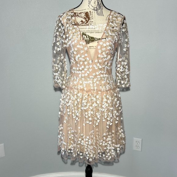 Robe Cocktail BCBG MAX AZRIA Sans Bretelles - Motif Floral Appliqué, Taille 12, Couleur Ivoire